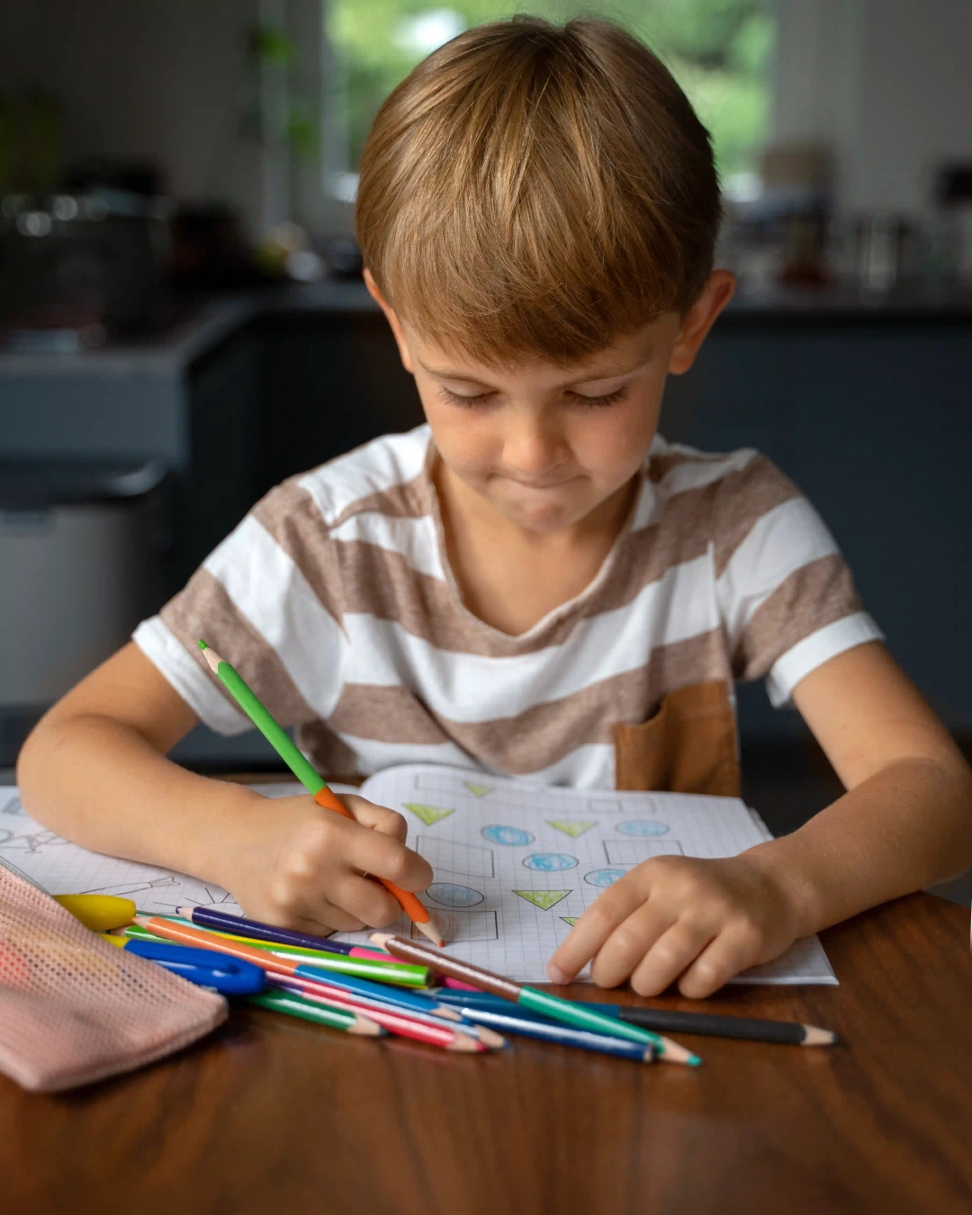 Image d'un jeune enfant s'amusant avec des jeux en bois