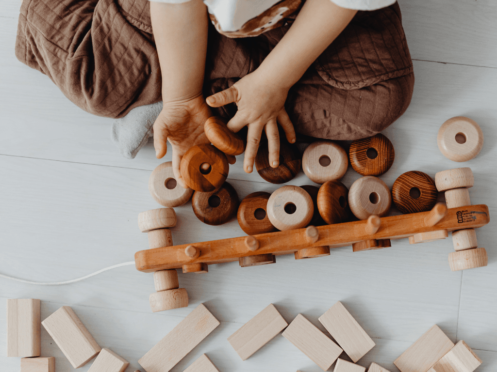 Image d'un jeune enfant s'amusant avec des jeux en bois