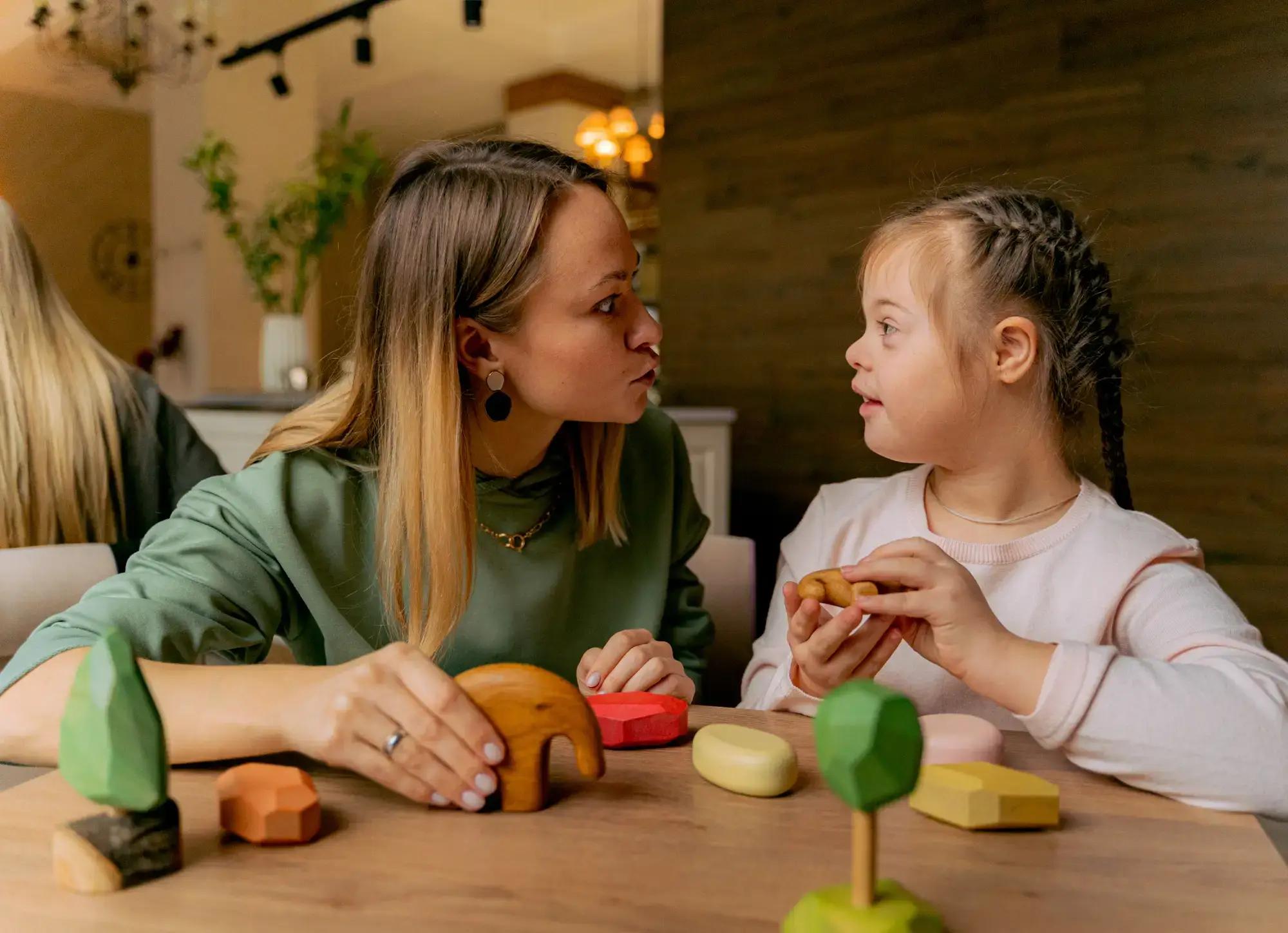 Une assistante sociale en intervention avec une patiente atteinte de trisomie 21
