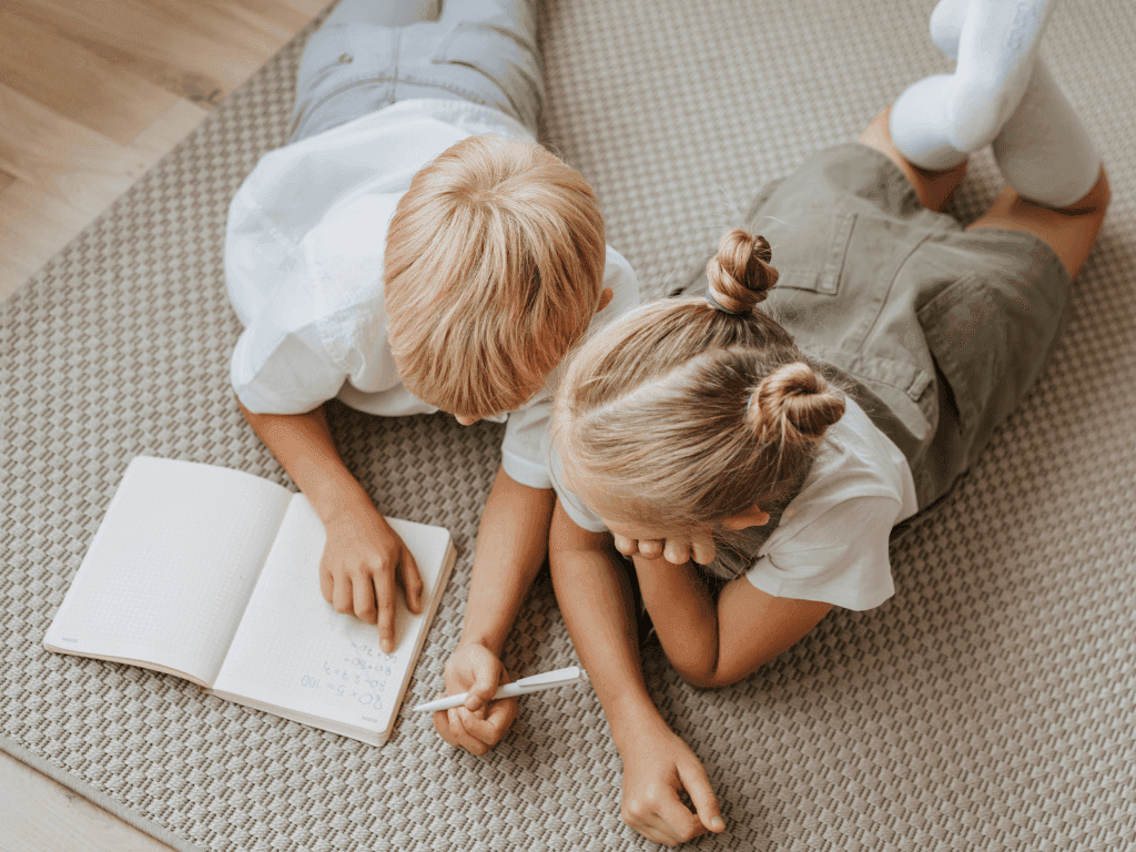 Enfants en lecture