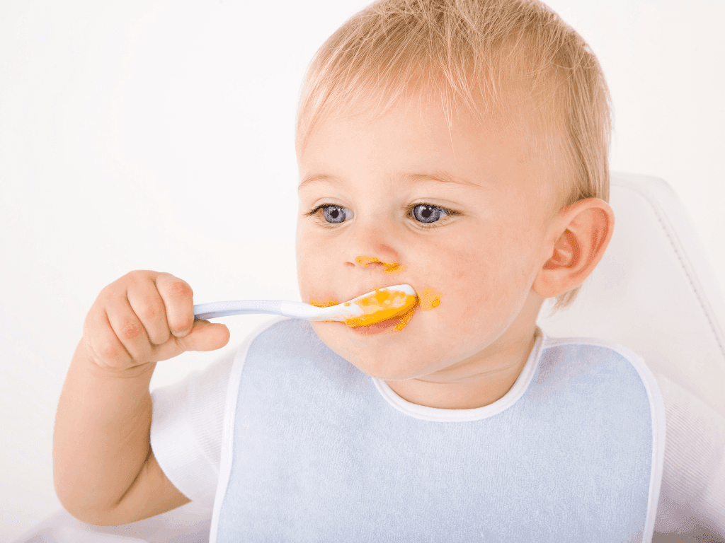 Photo d'un bébé qui mange
