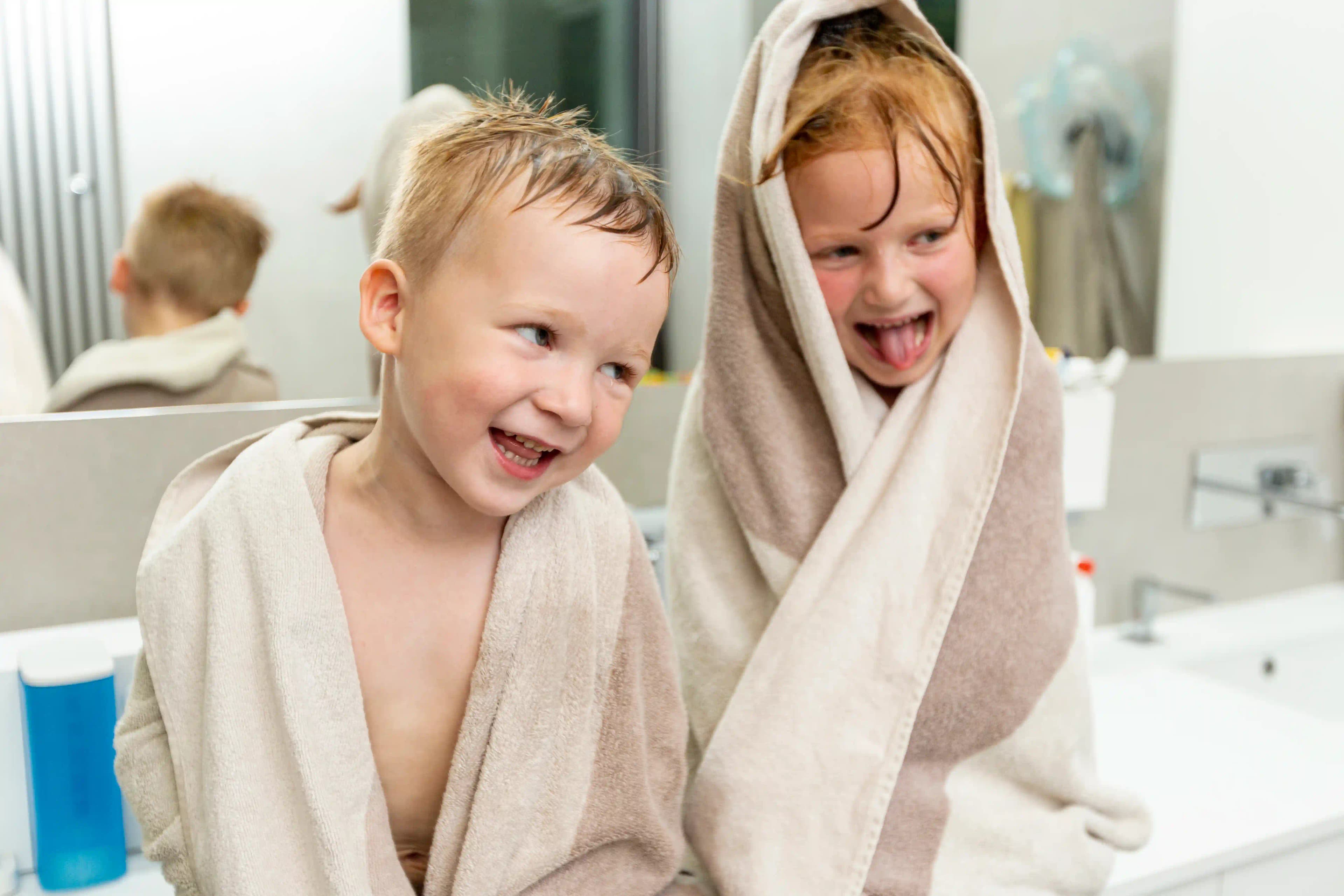 De jeunes enfants s'amusant avec des serviettes